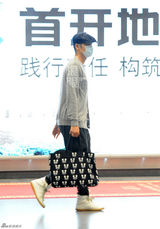 组图：钟汉良口罩遮面 提米奇手袋快步登机