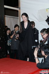 组图：杨千嬅后台剪刀手卖萌 感谢余文乐