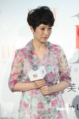 组图：海清着粉嫩碎花裙代言 照顾同台人脱鞋露脚