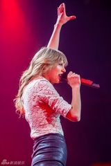 组图：泰勒红唇开唱秀美腿 狂放甩发野性魅力