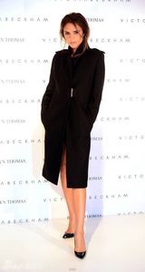 组图：贝嫂新品发布会女儿小黑裙可爱走秀