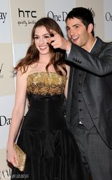 高清组图：《那一天》纽约首映 安妮-海瑟薇秀性感