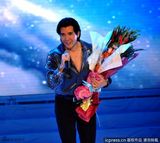 组图：51岁费翔久违亮相保养得宜帅气依旧