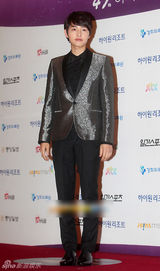 组图：宋仲基银色小西装亮相 亮招牌微笑帅萌