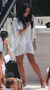 组图：F1太子女海滩办婚礼 与未婚夫水中激吻