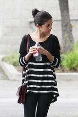 高清组图：赛琳娜-戈麦斯黑色条纹装现身街头