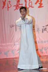 组图：郑嘉颖《叶问》剧组庆生 许愿拍戏不受伤