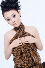 组图：“小范冰冰”杨慧娇秀美背 豹纹写真显性感