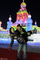 组图：洪欣张丹峰拍冰雪写真秀欢乐甜蜜