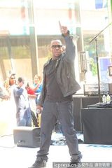 组图：惠特尼前夫鲍比-布朗热唱引围观