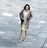 组图：杨幂挺孕肚踩高跟鞋拍戏 助理跪地帮换鞋