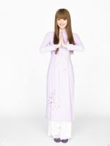 组图：佐佐木希玩变装秀 穿旗袍抱熊猫