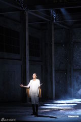 组图：《贾宝玉》首轮结束 何韵诗谢幕亲吻女演员