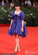 组图：《庸才》首映 堂富美蓝裙可爱臀部似鸡尾