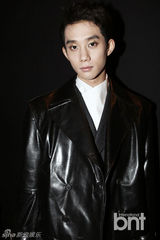 组图：韩星金宇彬郑京浩等献华丽T台秀