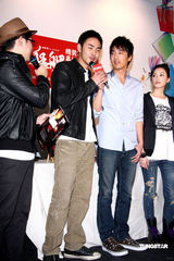 幻灯图：阮经天赵又廷书展上为《艋舺》造势