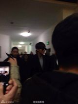 组图：李敏镐春晚彩排快闪 深色大衣黑超帅酷