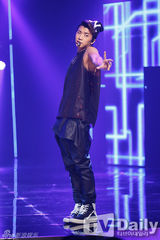 组图：AfterSchool大跳钢管舞 EXO变身狼少年