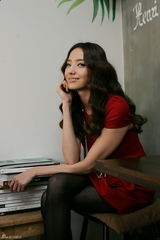 高清组图：韩彩英接受韩媒专访 火红裙装优雅妩媚