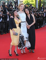 组图：《维纳斯》首映 妮可时尚裙装露背