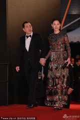 组图：梁洛施民族风长裙牵手黄秋生走红毯