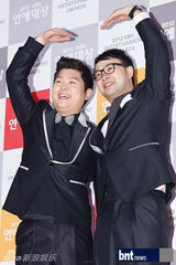 组图：刘在石UEE等韩众星亮相KBS演艺大奖红毯