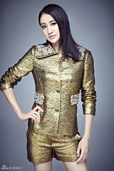 组图：曾泳醍硬糖气质写真 眼神魅惑女王范足