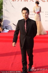组图：连凯亮相百花红毯 黑色西服帅气