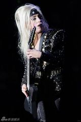 组图：Gaga巴塞罗那献唱 铆钉装威武羊角头怪异