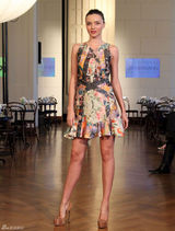 高清组图：辣妈超模米兰达-可儿现身悉尼走秀