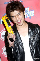 组图：陈柏霖受邀担任一日店长 大秀熟男魅力