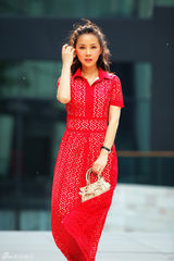组图：何琳冷艳大女人街拍 红色长裙风情魅惑