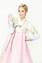 高清组图：GirlsDay穿传统韩服向粉丝拜年