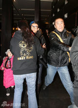 幻灯图集：章子怡代言巨幅海报被人泼墨