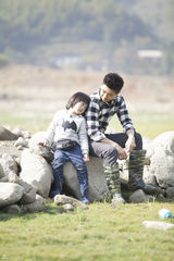 组图：《爸爸》老爸变装逗萌娃 小猪赛跑趣味多