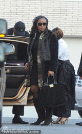 组图：惠特尼-休斯顿家人哀悼 其母现身需人搀扶