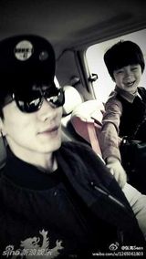 组图：张亮长脸自拍遭调侃马脸代言人