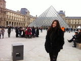 组图：文咏珊巴黎街头留倩影 享受美食畅游罗浮宫