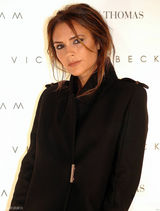 组图：贝嫂新品发布会女儿小黑裙可爱走秀