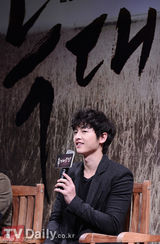 组图：韩星宋仲基朴宝英清新亮相《狼少年》发布