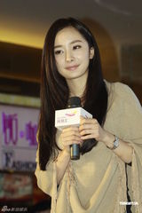 组图：杨幂亮相北京签唱与歌迷互动显疲惫