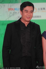 组图：张嘉译信心满满亮相白玉兰红毯