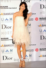 组图：允儿孔贤珠出席釜山亚洲电影之夜