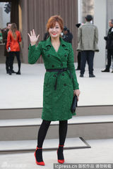 组图：金喜善伦敦参加时装周 红配绿个性时尚