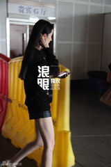 组图：杨幂亮相快男彩排 被霆锋调戏坐大腿