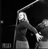 组图：梦露罕见训练照曝光 认真排练重现魅力