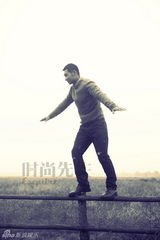 组图：赵文卓拍冬日时装片 尽显草原豪情