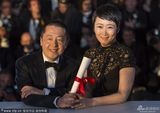 组图：贾樟柯获最佳编剧 与赵涛甜蜜亲吻