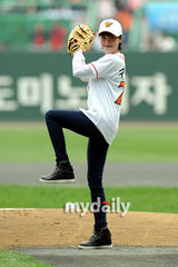 组图：韩女星具惠善为棒球赛开球 短发甜美自信