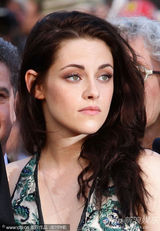 组图：暮光女戛纳走秀罩杯小难撑深V